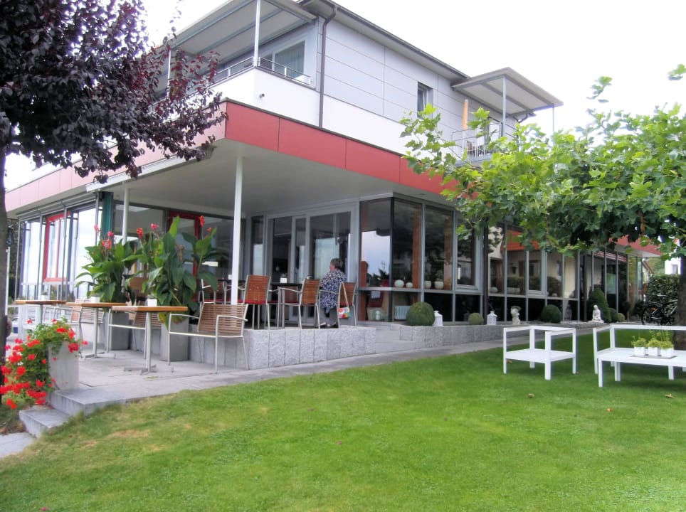Blick von der Gartenanlage zur Terrasse.  Hotel Strandhaus Eberle