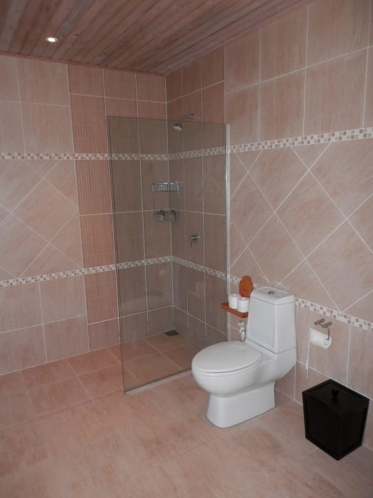Dusche und Toilette der O Beach Villa Kuredu Island Resort & Spa