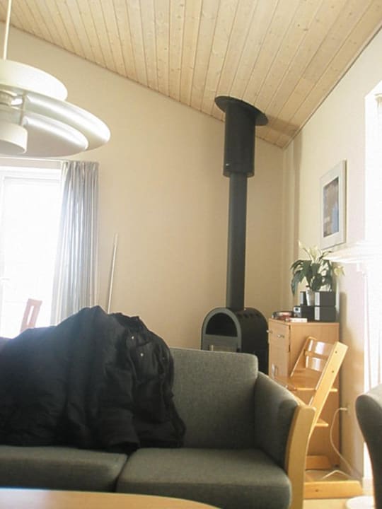 Teil des Wohnzimmers mit Ofen Enjoy Resorts Marina Fiskenæs