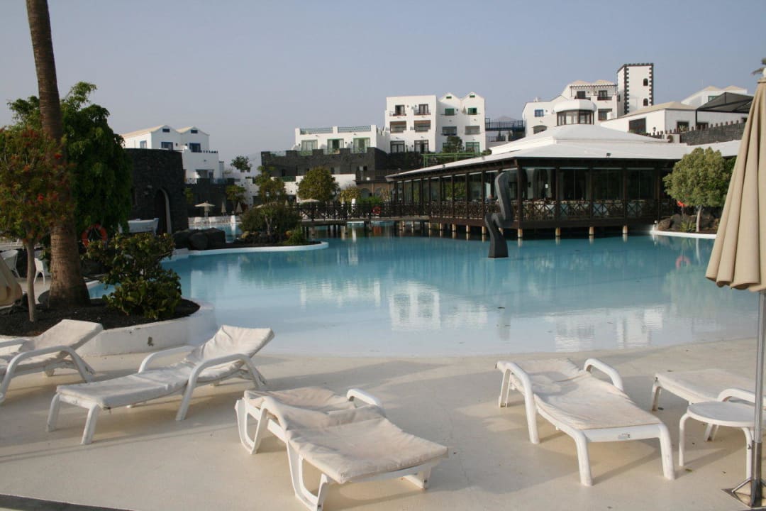 Hauptpool mit Liegeplätzen Hotel LIVVO Volcan Lanzarote