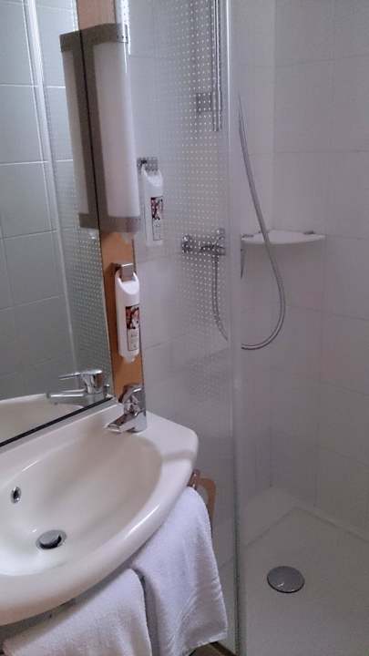 Bad mit ebenfalls beengten Verhältnissen ibis Hotel Brest Centre