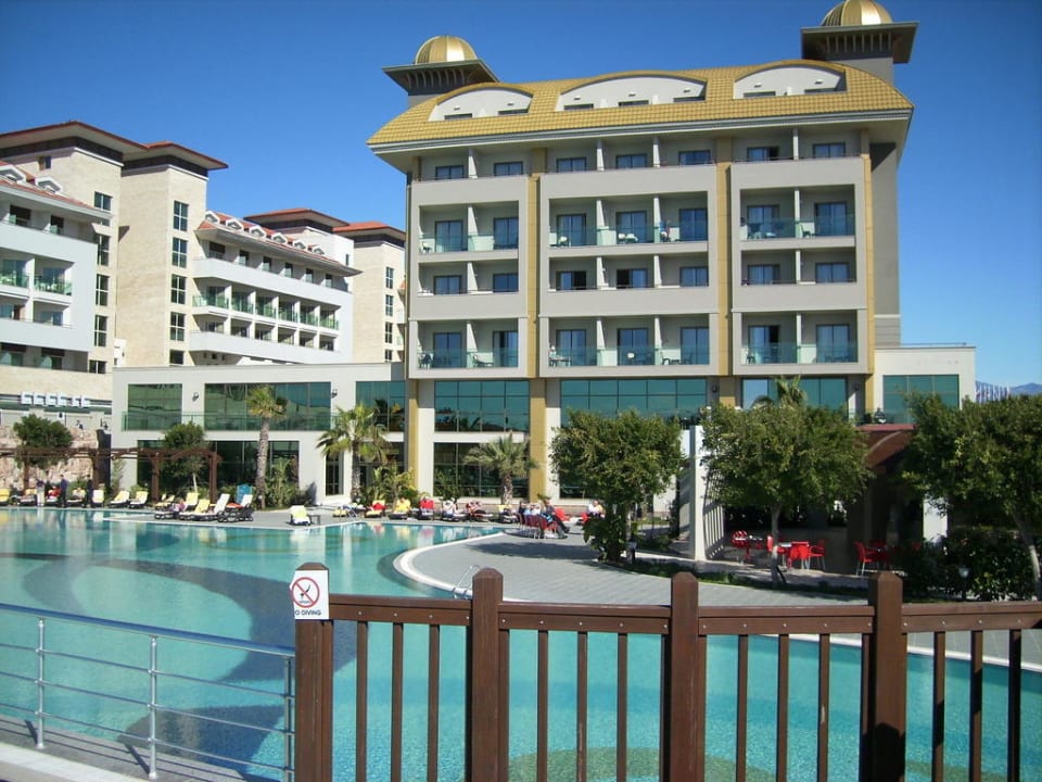 Vom Pool aus gesehen Aydinbey Kings Palace & Spa