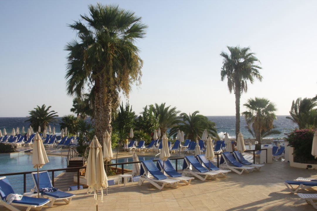 Anlage beim Pool The Golden Coast Beach Hotel