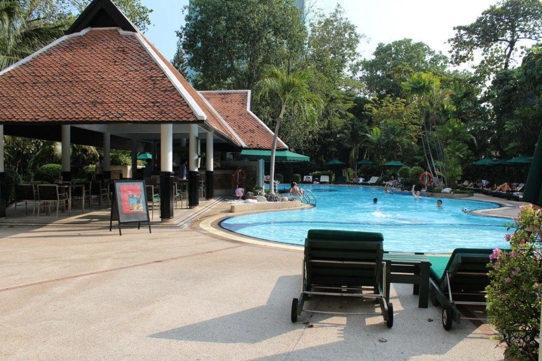 Garden - Pool Royal Orchid Sheraton Hotel & Towers