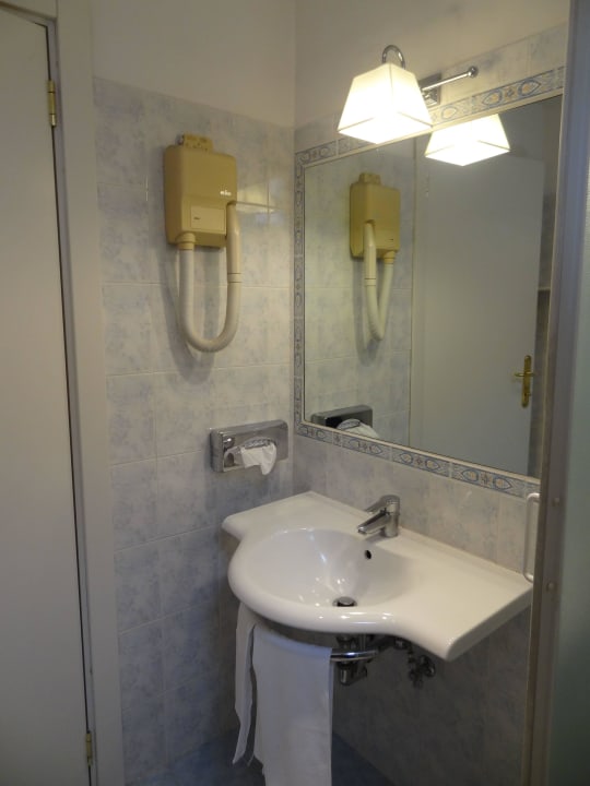 Waschtisch mit Fön Hotel Napoleon