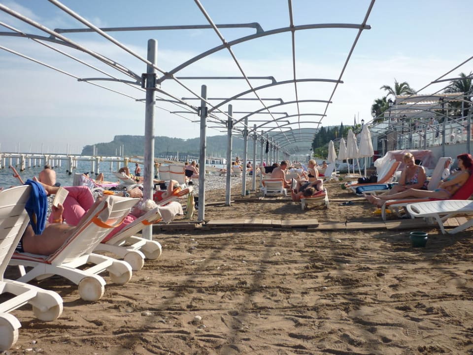 Leider nur sehr schmaler Strand Orange County Kemer