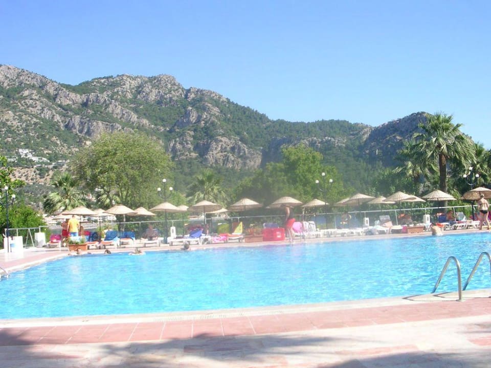 Jeden z basenów hotelowych Turunc Resort Hotel