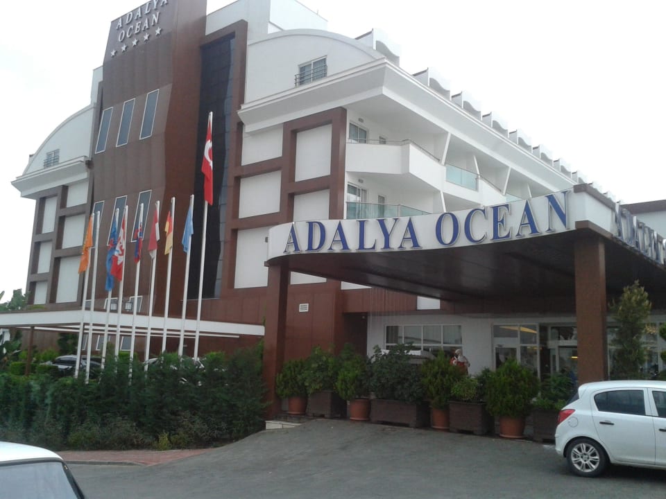 Blick von der Straße zum Empfang Adalya Ocean Deluxe