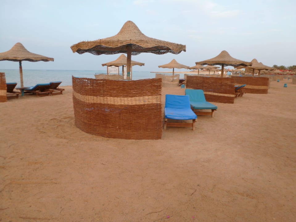 Neuer Windschutz am ganzen Strand Swisstouch Oriental Resort Marsa Alam