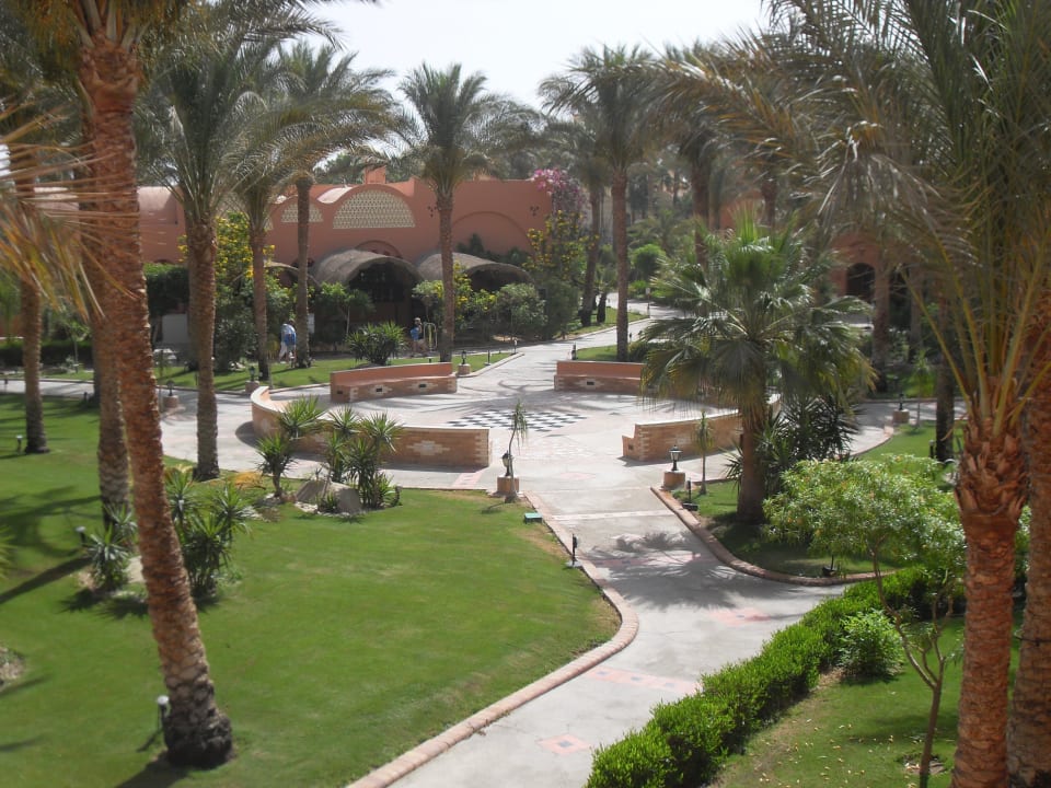 Schöne Gartenanlage mit Palmen Jaz Makadi Oasis Resort