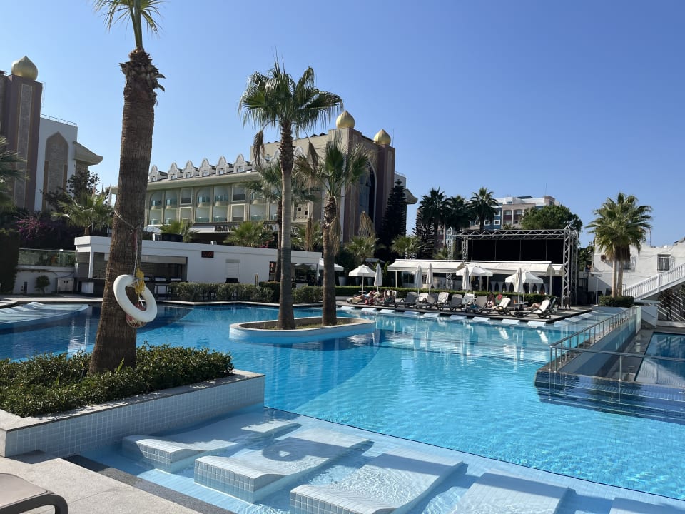 Pool Side Sunport Hotel & Spa