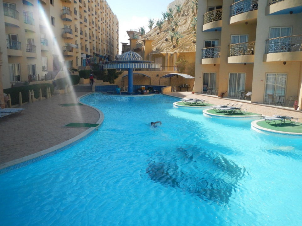 Бассейн находится между двумя корпусами Sphinx Resort