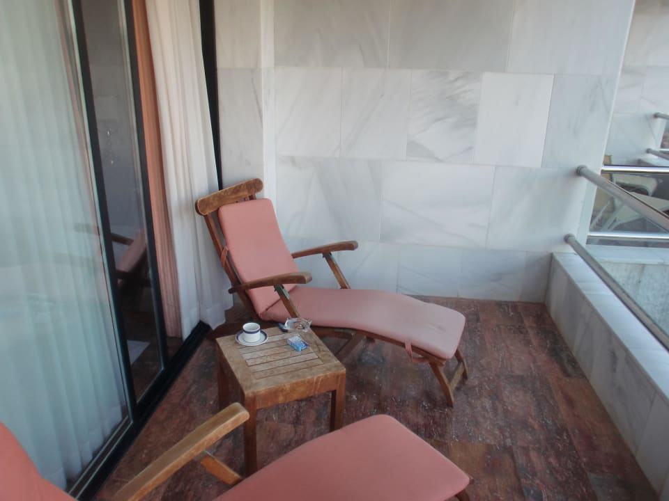 Balkon mit Liegestühlen Hotel Serrano Palace