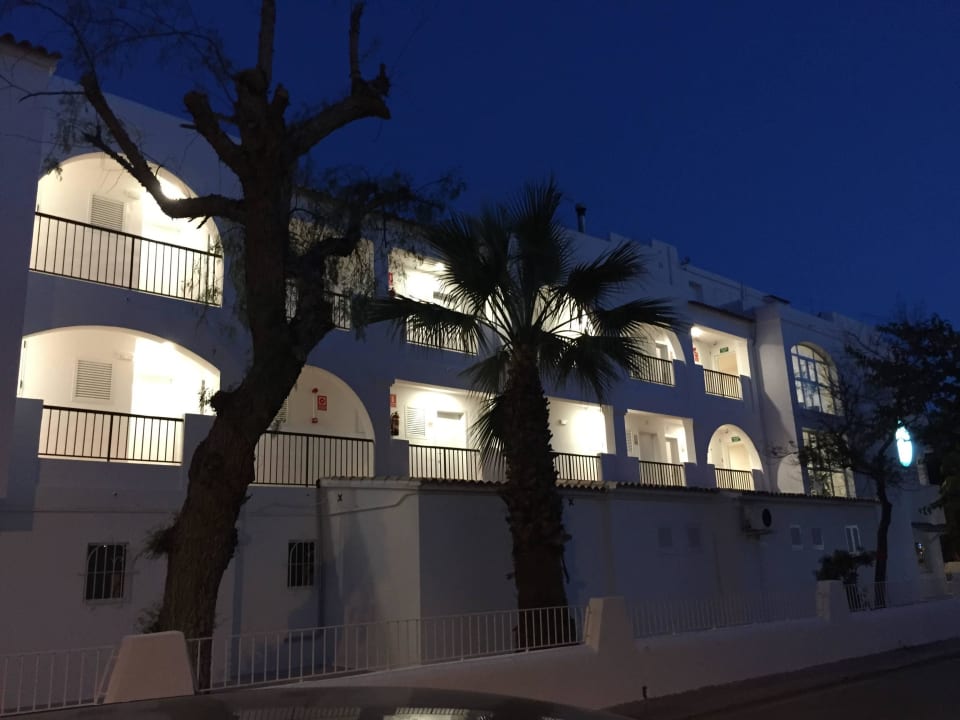 Hotelansicht von Seitengasse bei Nacht Hotel Vibra Bossa Flow
