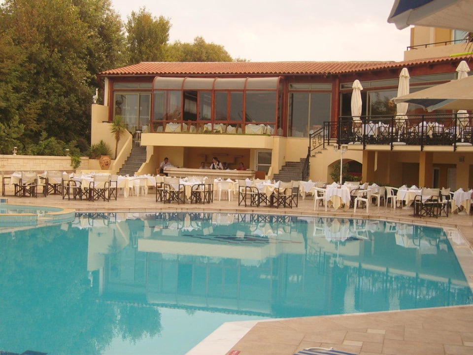 Pool und Terrasse Vantaris Luxury Beach Resort