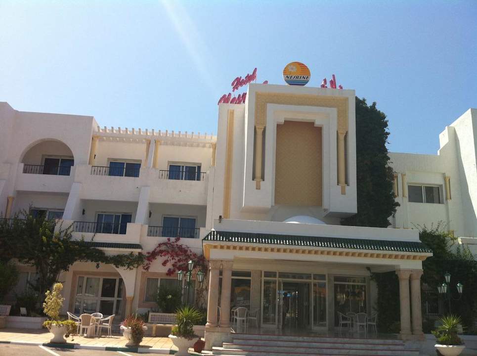 Hotel von vorne Hotel Nesrine