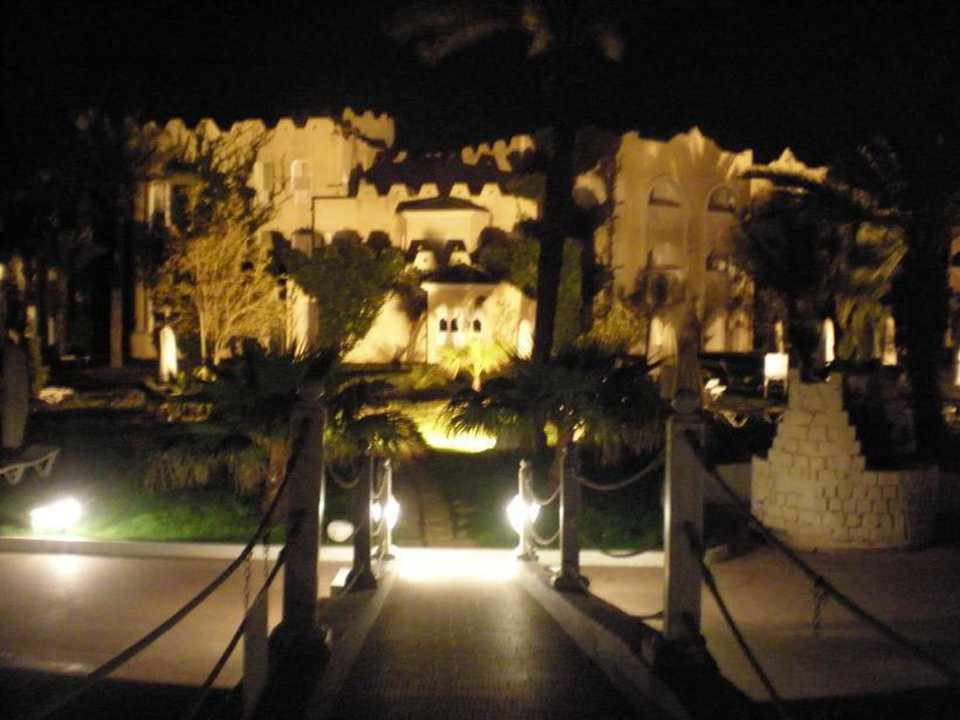 Ansicht auf ein Hotelteil von der Brücke über dem Pool Mahdia Beach & Aquapark