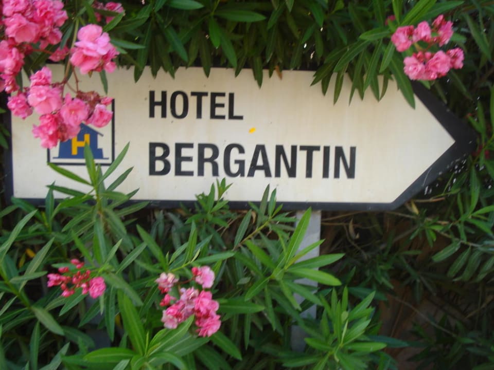 Eingangsschild azuLine Hotel Bergantin
