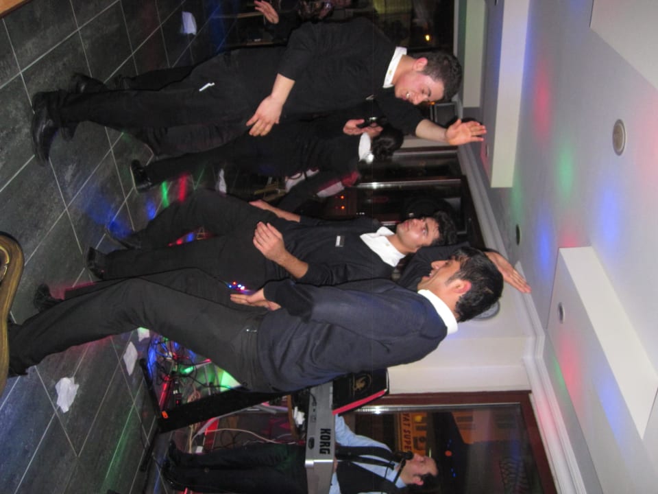 Die fröhliche Kellner tanzen für die Gäste Hotel Aslan City Kleopatra