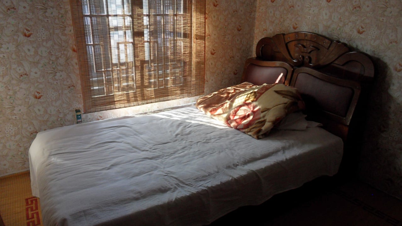 Schlafzimmer mit Bett Hotel Kaesŏng Minsok Folk