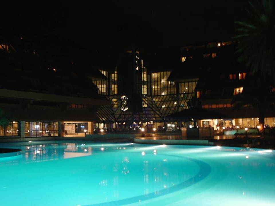 Pool bei Nacht Queen's Park Resort Göynük
