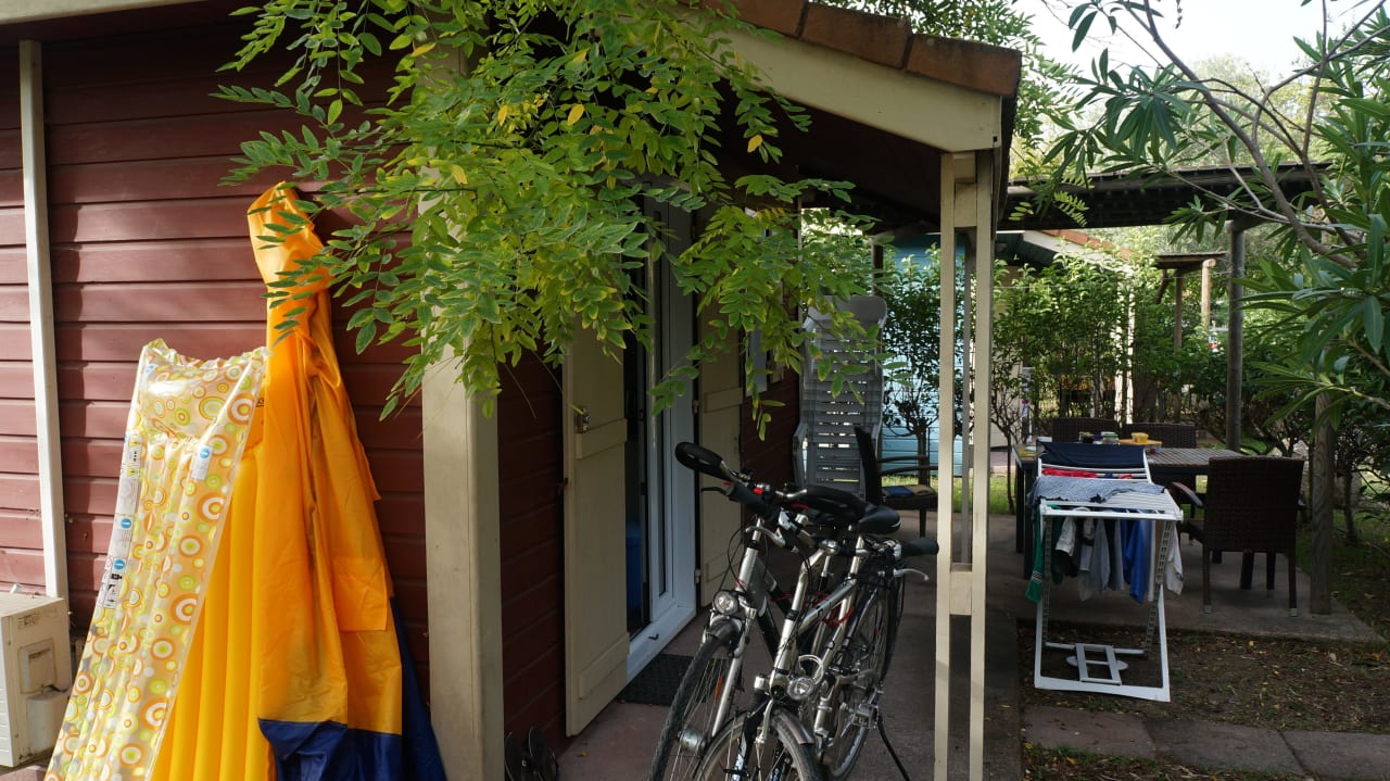 Große teilüberdachte Terrasse Marina d'Erba Rossa