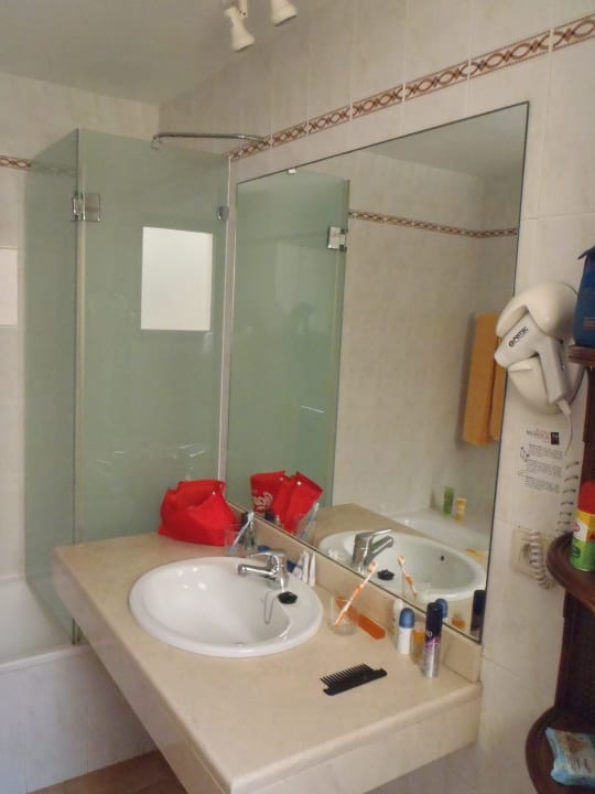 Badezimmer, mit Wanne und Duschabtrennung SBH Hotel Royal Monica