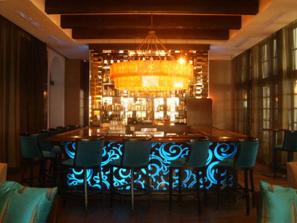 Farbenspiele an der Bar The Palms Hotel & Spa