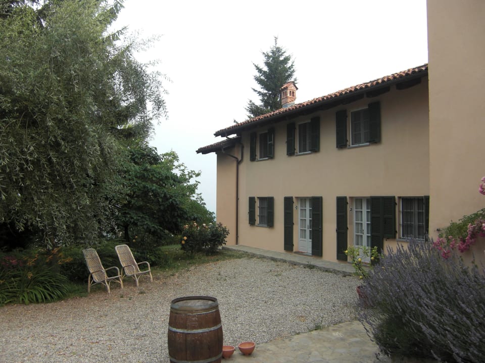 Vor dem Albergo B&B All'ombra del Pero