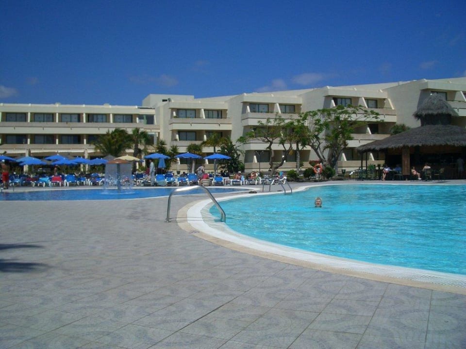 Pool und Hotelteilansicht Dreams Lanzarote Playa Dorada Resort & Spa