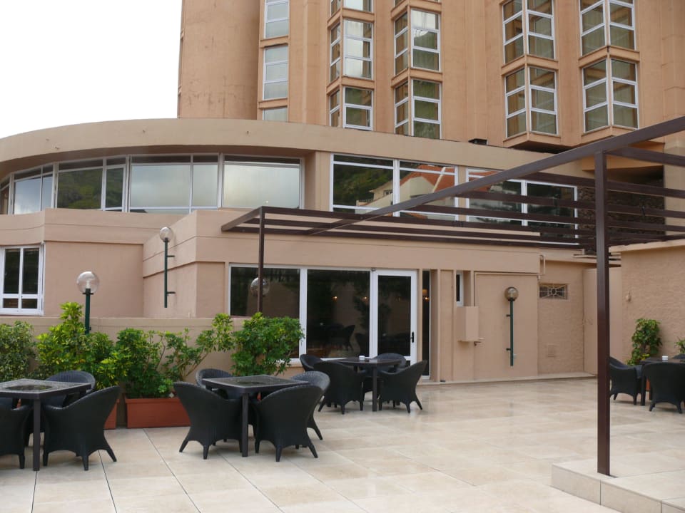 Terrasse mit Eingang zur Bar Hotel Dom Pedro Madeira