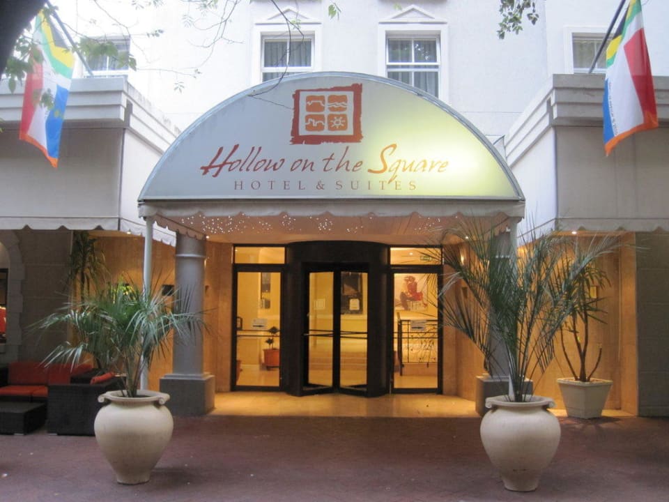 Вход в отель Hotel Hollow on The Square Cape Town