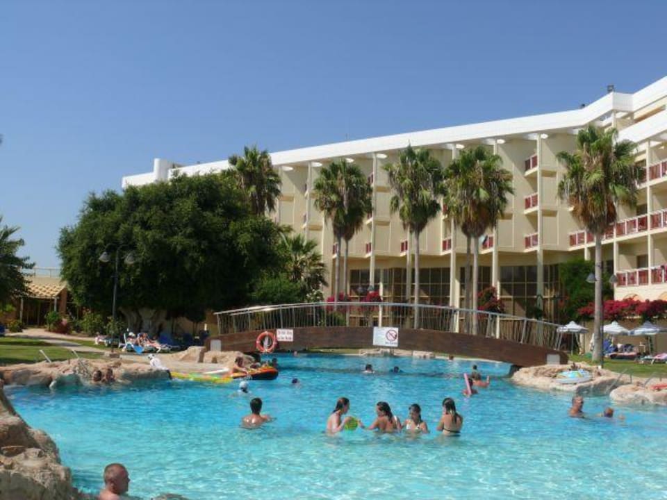 Basen z jacuzzi Leonardo Laura Beach & Splash Resort