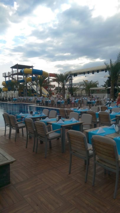 Galaabend am Pool Quattro Beach Spa & Resort