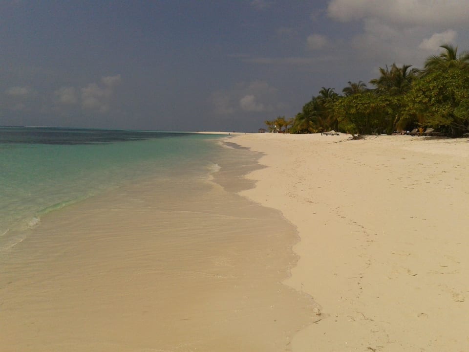 Strand auf der Südseite Kuredu Island Resort & Spa