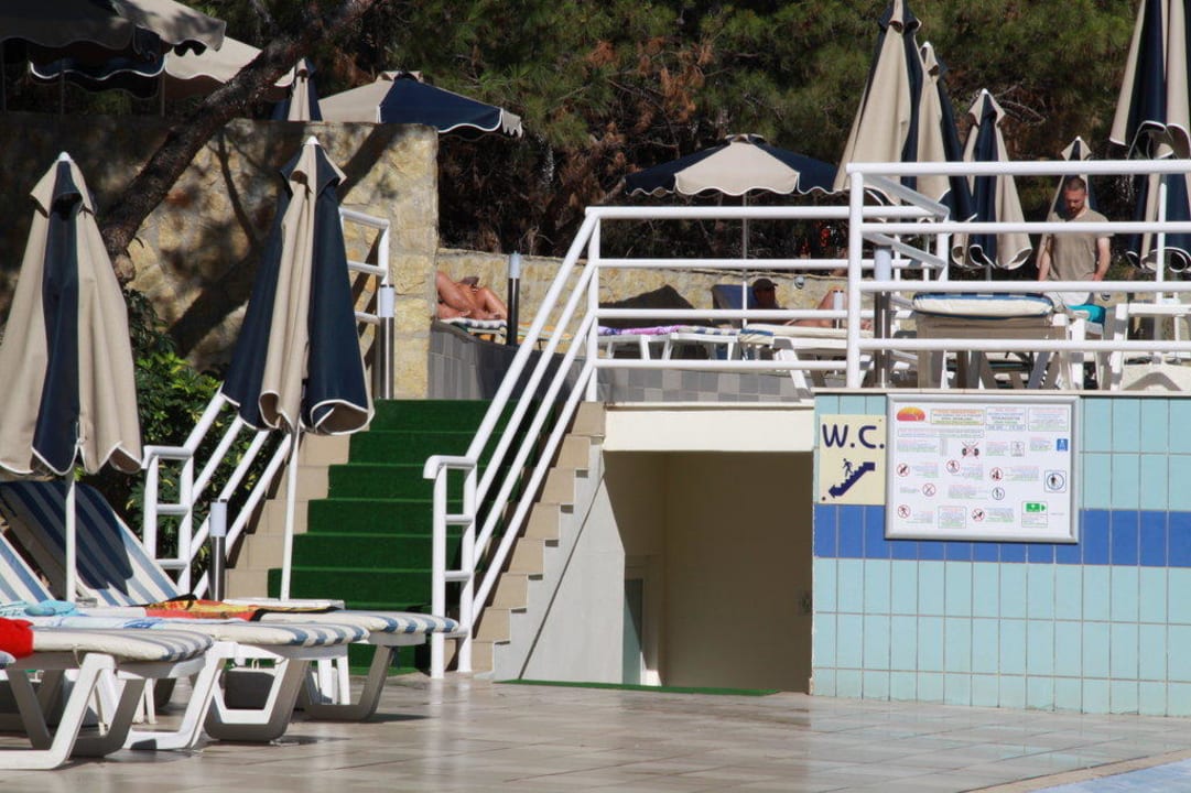 Zugang Toilettenbereich am Pool Hotel Kalithea Mare Palace