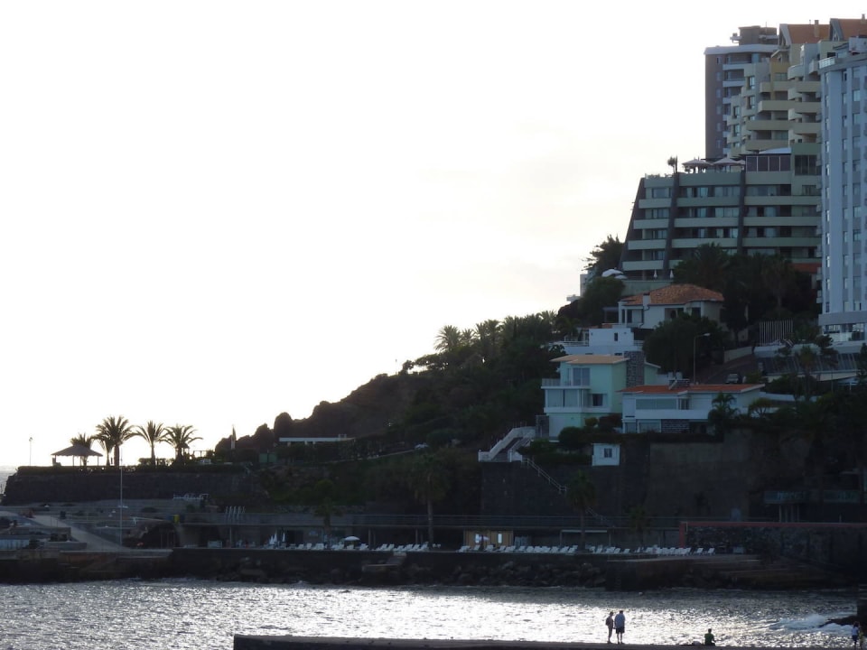 Blick auf das Hotel von der Promenade aus Hotel Madeira Regency Cliff