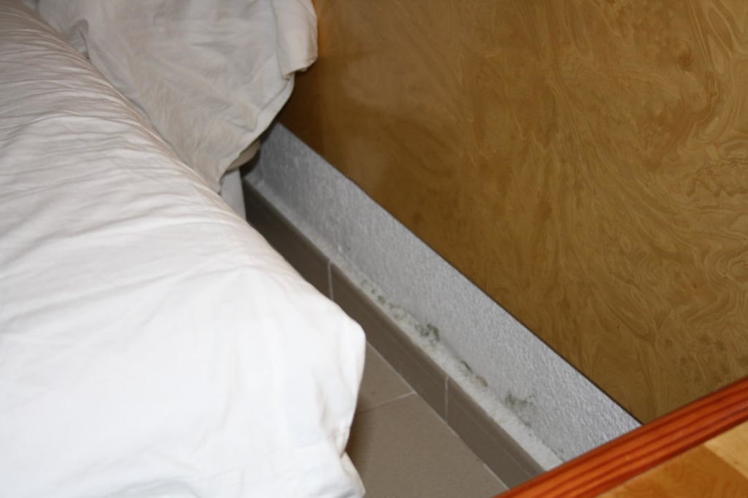 Schimmel hinter dem Doppelbett Flipflop Cala Romantica