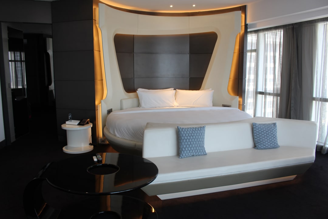 Zimmer V Hotel Dubai, Curio Collection by Hilton