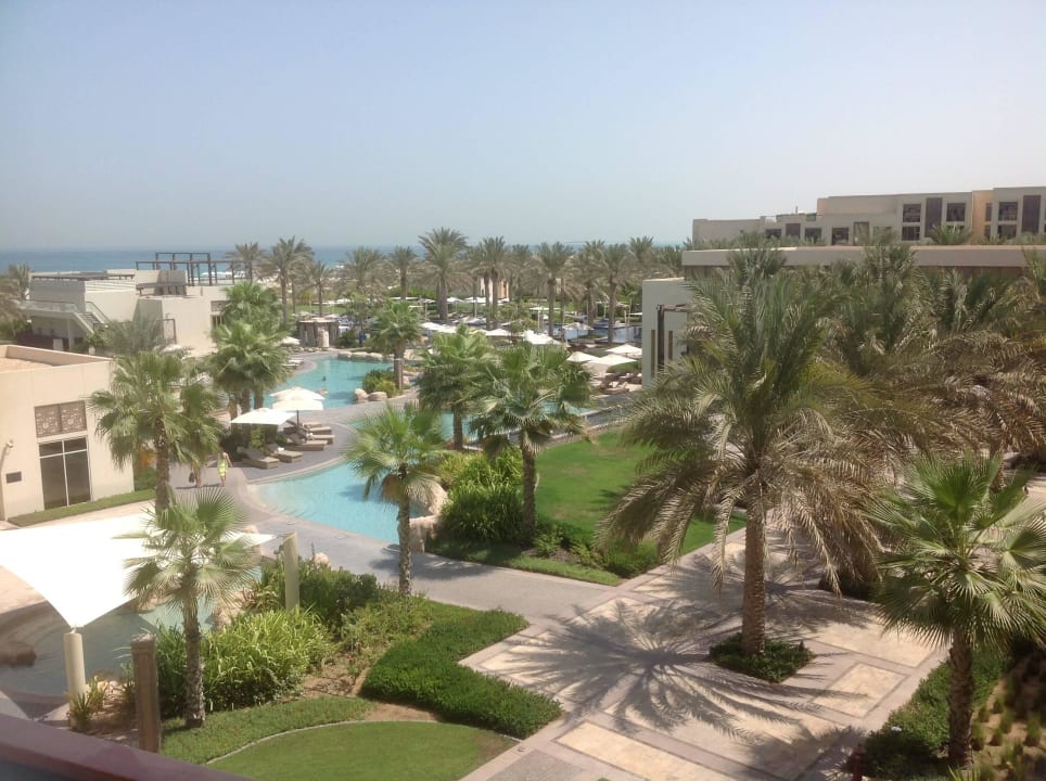 Ausblick vom Zimmer in die Poolanlage Park Hyatt Abu Dhabi Hotel and Villas
