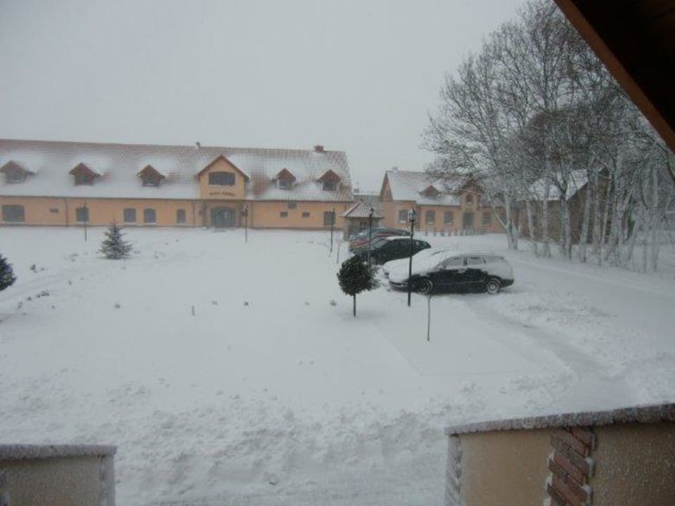 Blick vom Hauptgebäude zum Festsaal Hotel Folwark