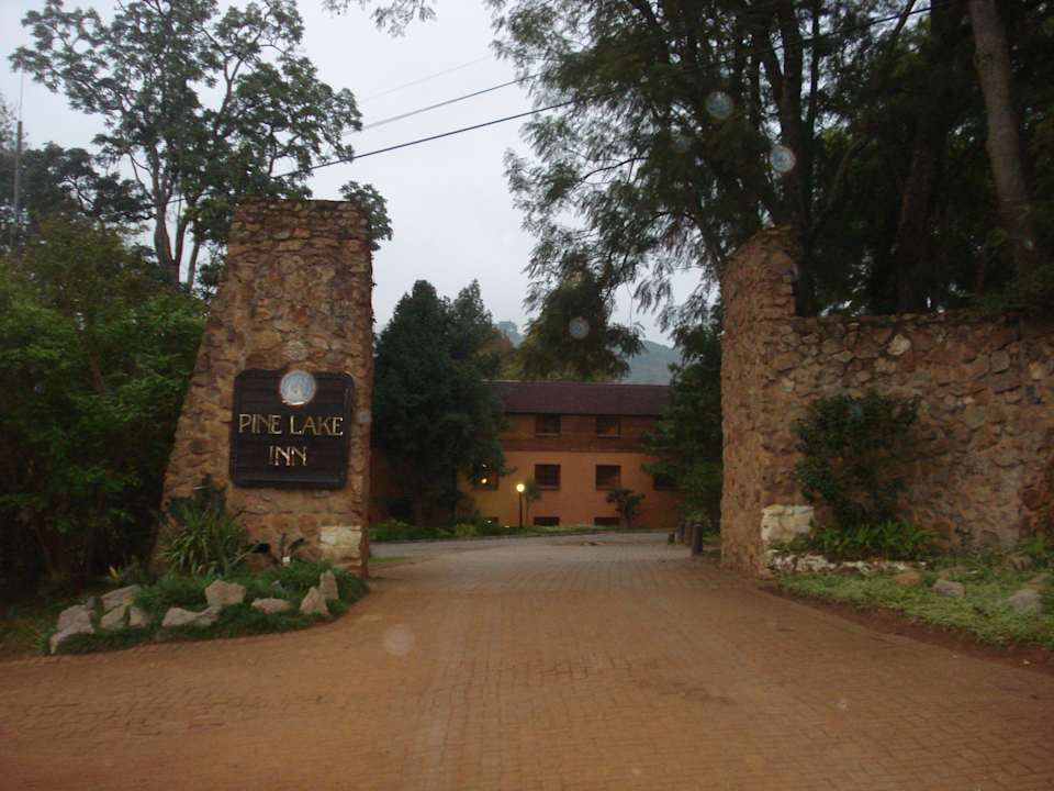 Einfahrt in die Hotelanlage Pine Lake Inn