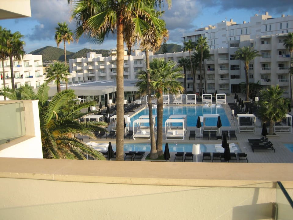 Blick vom Blakon auf den Poolbereich Hotel Garbi Ibiza & Spa