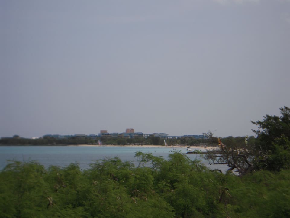 Die Hotelanlage von der anderen Seite des Strandes ASTON Costa Verde Beach Resort