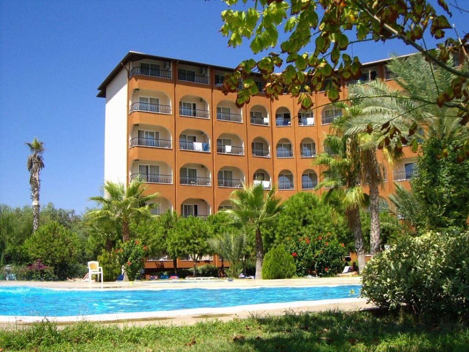 Blick auf den neuen Trakt Club Turtas Beach Hotel