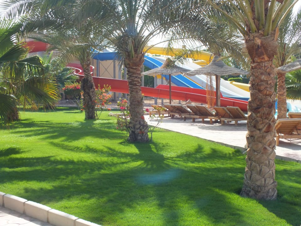 Zjeżdżalnie w ogrodzie Three Corners Sea Beach Resort