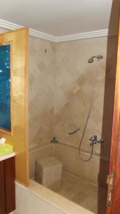 Dusche im Bungalow The Orangers Beach Resort and Bungalows