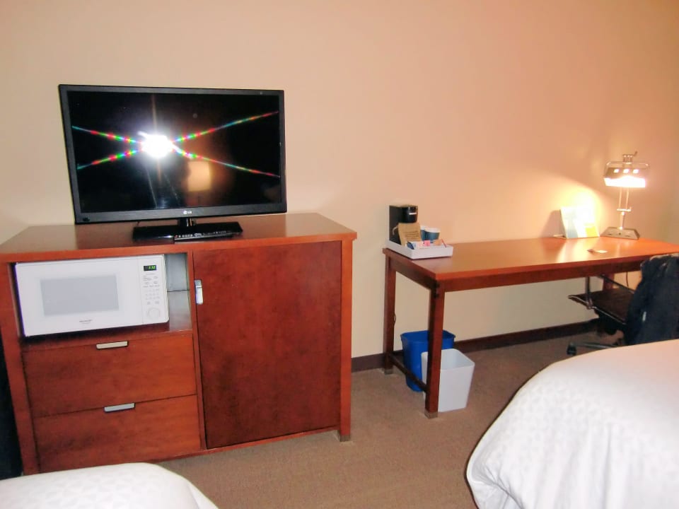 Schreibtisch, TV, Kühlschrank und Mikrowelle Hotel Four Points by Sheraton Boston Logan International Airport