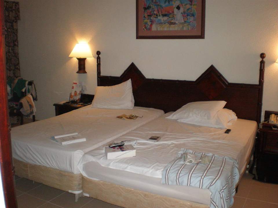 Das super breite Bett im Zimmer Hotel Riu Bambu