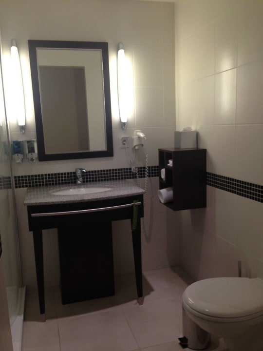 Bad: Hell und sauber Hampton by Hilton Berlin City West